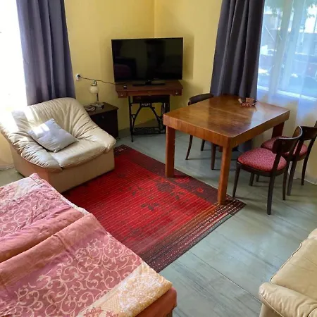 Апартаменты Old Summer House With Renovated Bathroom Прага